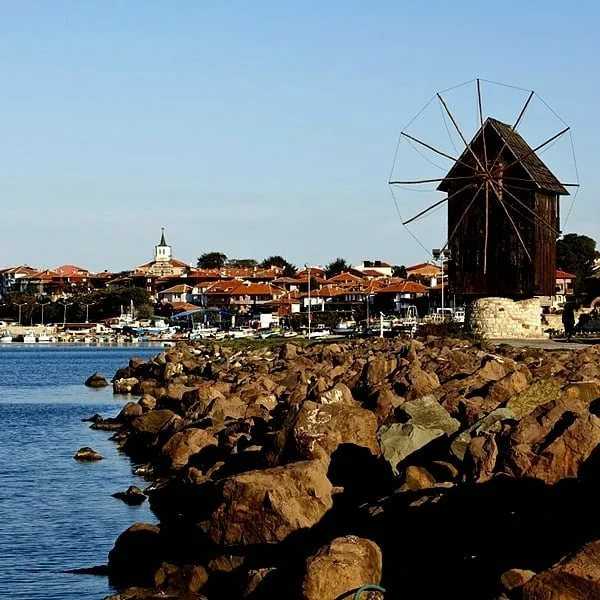 Несебр – один из самых популярных приморских курортов Болгарии. Он расположен на Черноморском побережье страны, неподалеку от еще одного известного болгарского курорта – Солнечного берега, входящего в муниципальную территорию Несебра.