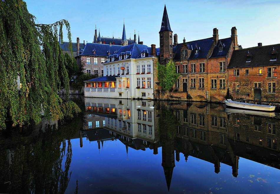 Брюгге – небольшой бельгийский город, столица Западной Фландрии. Когда-то неофициальная экономическая столица Северо-Западной Европы, сейчас он превратился в важный туристический центр континента. Отлично сохранившиеся средневековые кварталы исторического