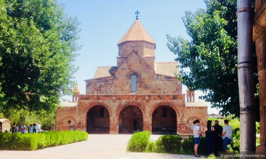 Центр армянской апостольской церкви: святой эчмиадзин…