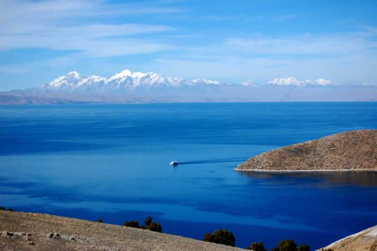 Титикака — высокогорное озеро, расположенное на высоте 3812 метров в Андах на границе двух южноамериканских государств - Боливии и Перу. Это самое большое по запасам пресной воды озеро в Южной Америке, второе по площади поверхности озеро Южной Америки (по