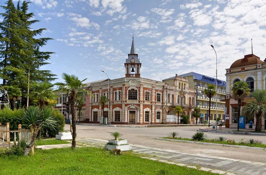 Фото города Гудаута в Абхазии Большая галерея качественных и красивых фотографий Гудауты, на которых представлены достопримечательности города, его виды, улицы, дома, парки и музеи