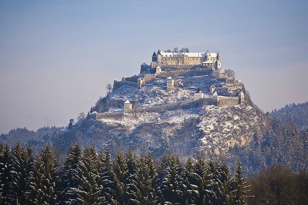 Замок хохостервиц - неприступная крепость каринтии. средневековый замок в австрии