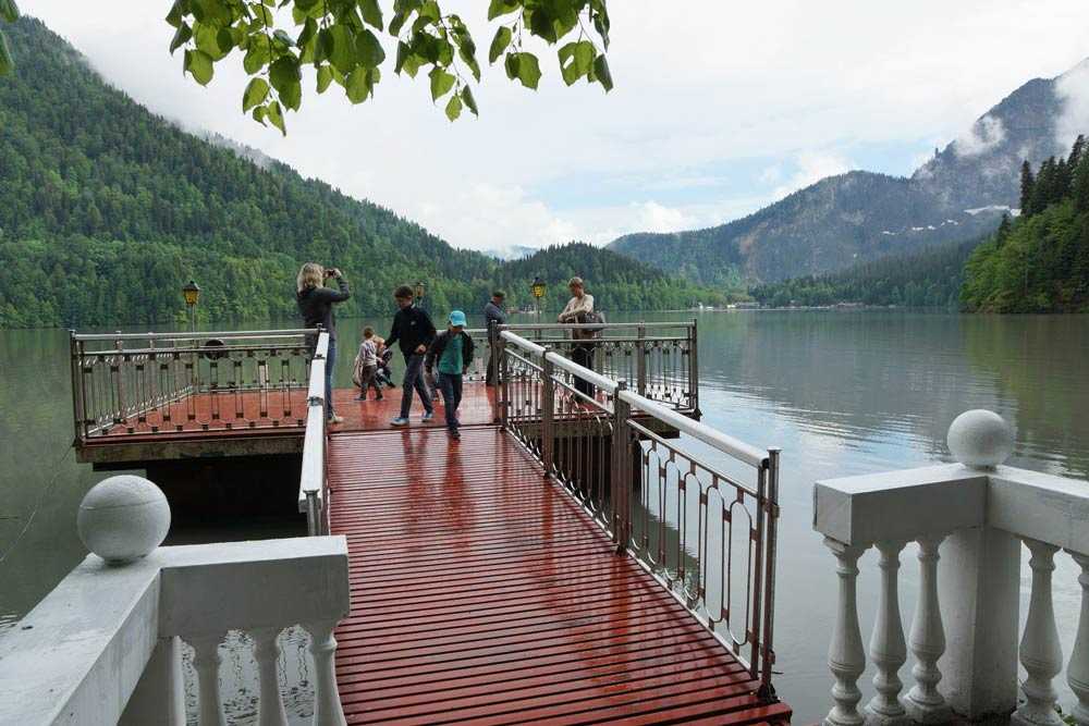 Безмятежное созерцание сказочной красоты – невероятное озеро рица в абхазии