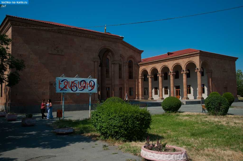Армавир — небольшой город в Армении, расположившийся между горами Арарат и Арагац, является одним из самых плодородных городов всего Армянского нагорья