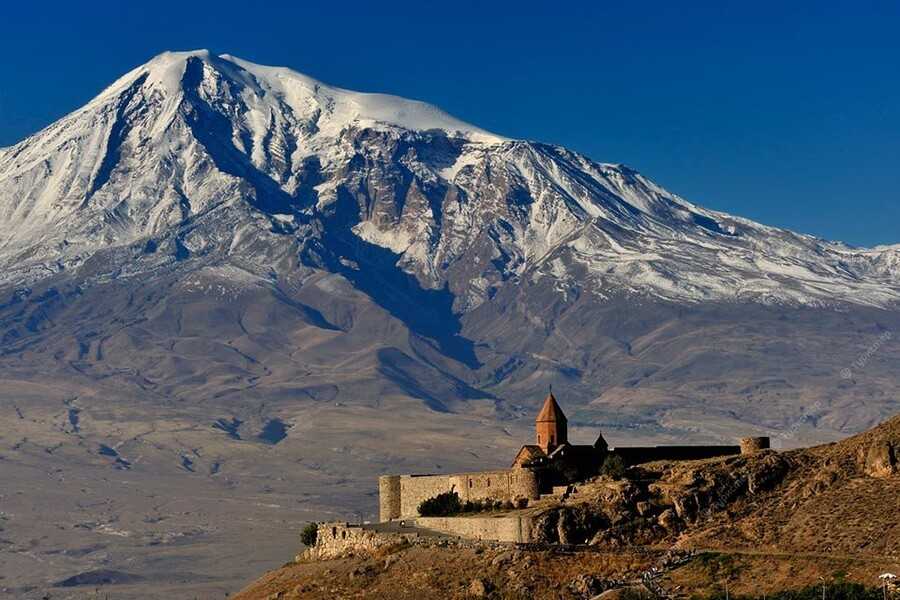 Где находится гора арарат - в турции или армении, в какой стране?