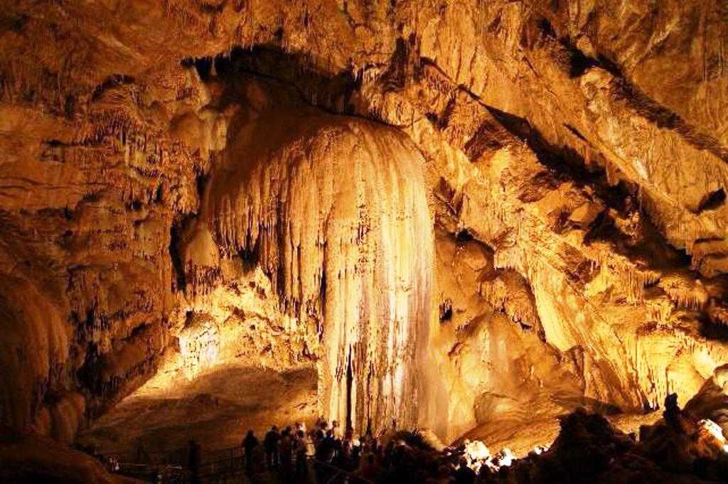 Новоафонская пещера — одна из крупнейших пещер в Абхазии Находится под склоном Иверской горы Представляет собой огромную карстовую полость объёмом около 1 млн м³