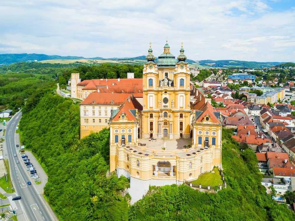 Аббатство Мельк — Бенедиктинский монастырь, расположенный в Мельке, на земле Нижняя Австрия