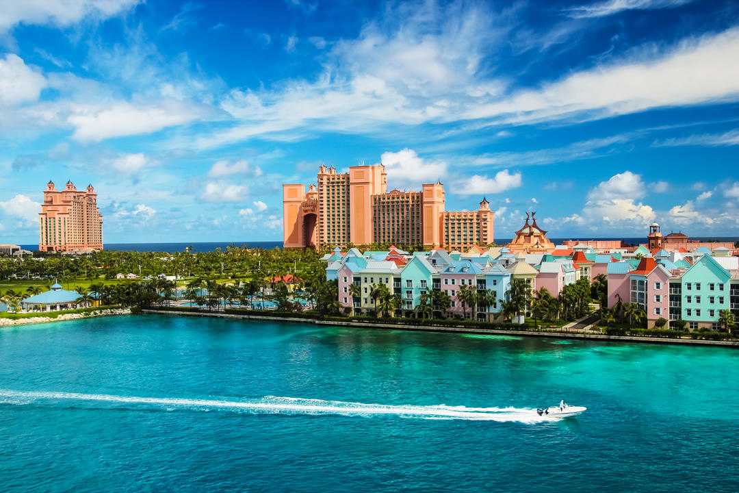 Лестница Королевы, или как ее еще называют Королевская Лестница, является одной из наиболее популярных достопримечательностей столицы Багамских островов - города Нассау. Ежедневно множество туристов приходят сюда, на проспект Элизабет, чтобы посмотреть на