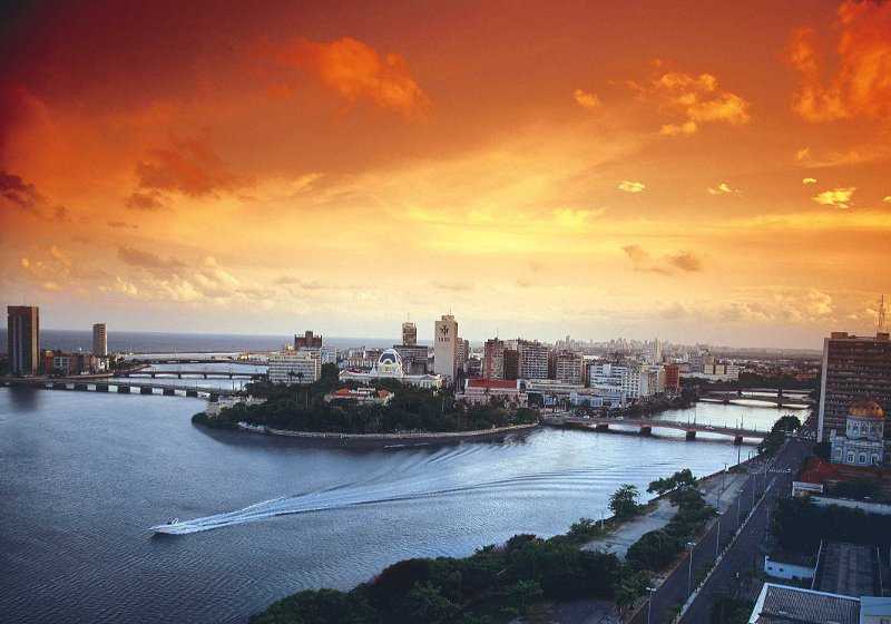 Ресифи — город и муниципалитет в Бразилии, столица штата Пернамбуку. Население Ресифи, по данным за 2016 год, составило 1,6 млн человек, число жителей агломерации приближается к 4 миллионам. Город является крупным портом, расположенным в 1660 км от столиц