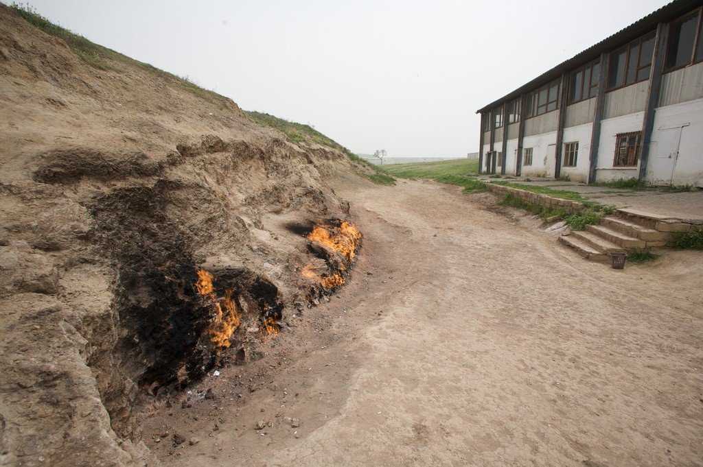 Горящий янардаг — почему много веков не могут потушить пожар на горе в азербайджане (+видео)