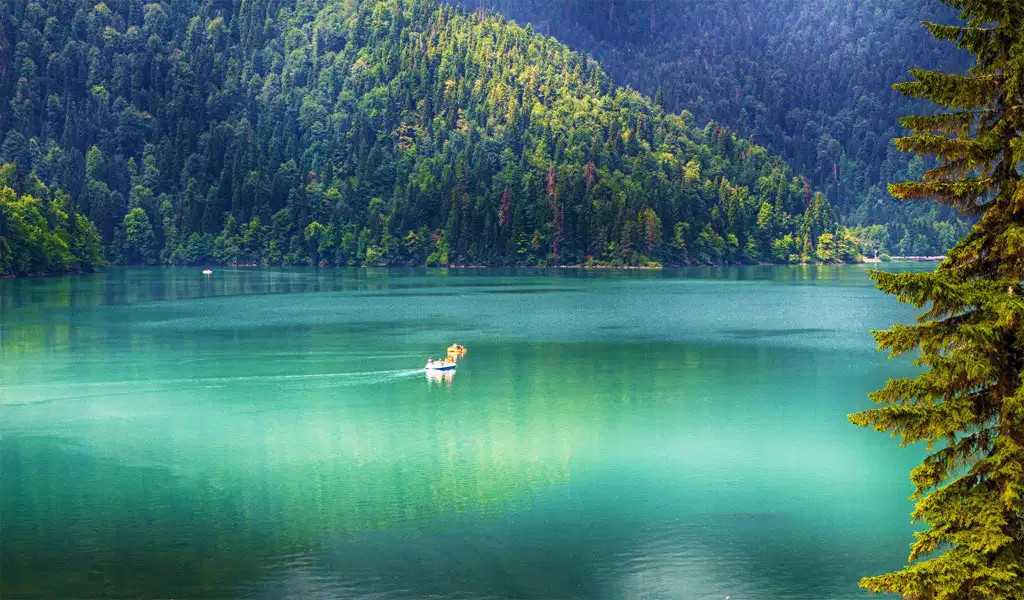 Легенды и будни жемчужины абхазии озера рица
