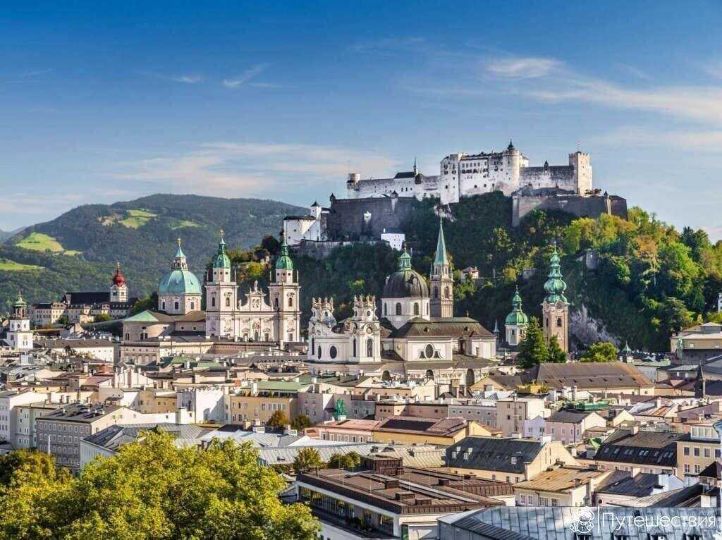 Грац — изумительный город в юго-восточной части Австрии, второй по величине город страны Он расположен на берегах реки Мур, над старым центром города с красными черепичными крышами возвышается гора Шлосберг с развалинами замка