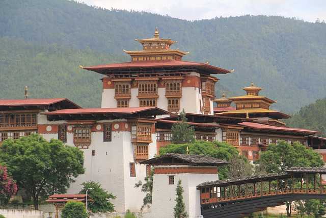 Тронгса-дзонг (trongsa dzong) описание и фото - бутан