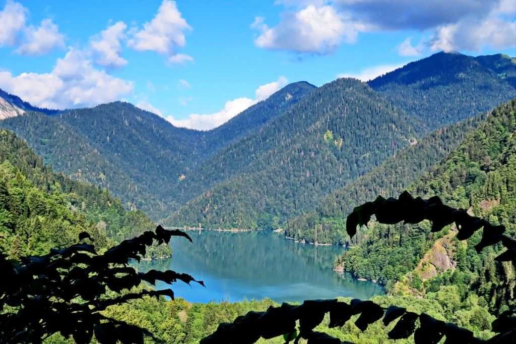 Озеро малая рица: уголок нетронутой природы