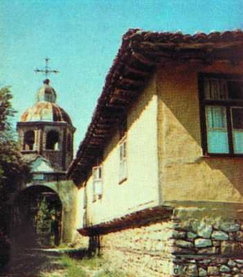Арбанаси — одно из наиболее живописных сел в Болгарии, расположенное в 4 км от Велико-Тырново и 197 км от Софии. Арбанаси раскинулось на территории 11,9 км², на скалистом плоскогорье у реки Белицы. Отсюда можно увидеть средневековую часть старинной третье