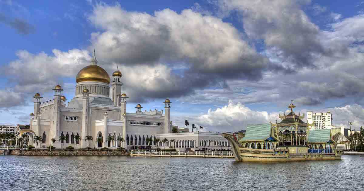 Узнай где находится Мечеть Султана Омара Али Сайфуддина на карте Бандар-Сери-Бегавана (С описанием и фотографиями). Мечеть Султана Омара Али Сайфуддина со спутника