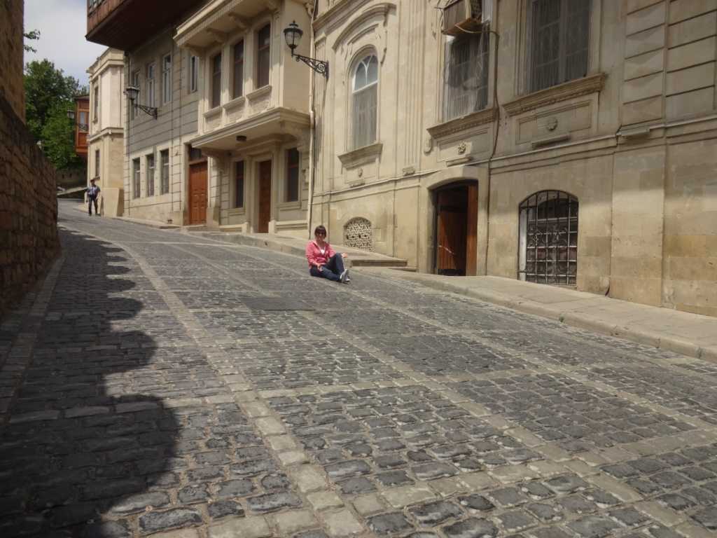 Baku streets. Улица черт побери в Баку. Баку старый город черт побери. Баку старый город Бриллиантовая рука. Старые улицы Баку.