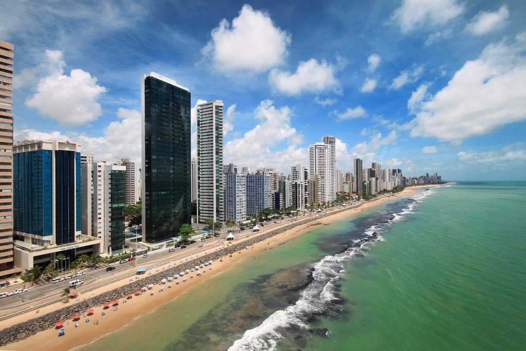 Ресифи — город и муниципалитет в Бразилии, столица штата Пернамбуку. Население Ресифи, по данным за 2016 год, составило 1,6 млн человек, число жителей агломерации приближается к 4 миллионам. Город является крупным портом, расположенным в 1660 км от столиц