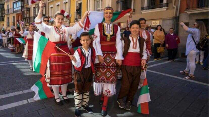 Согласно переписи населения по состоянию на 1 февраля 2011 года население Болгарии составило 7 364 570 человек, из которых — 51,3 % женщины и 48,7 % мужчины. В городах живут 72,5 %, в селах — 27,5 %.