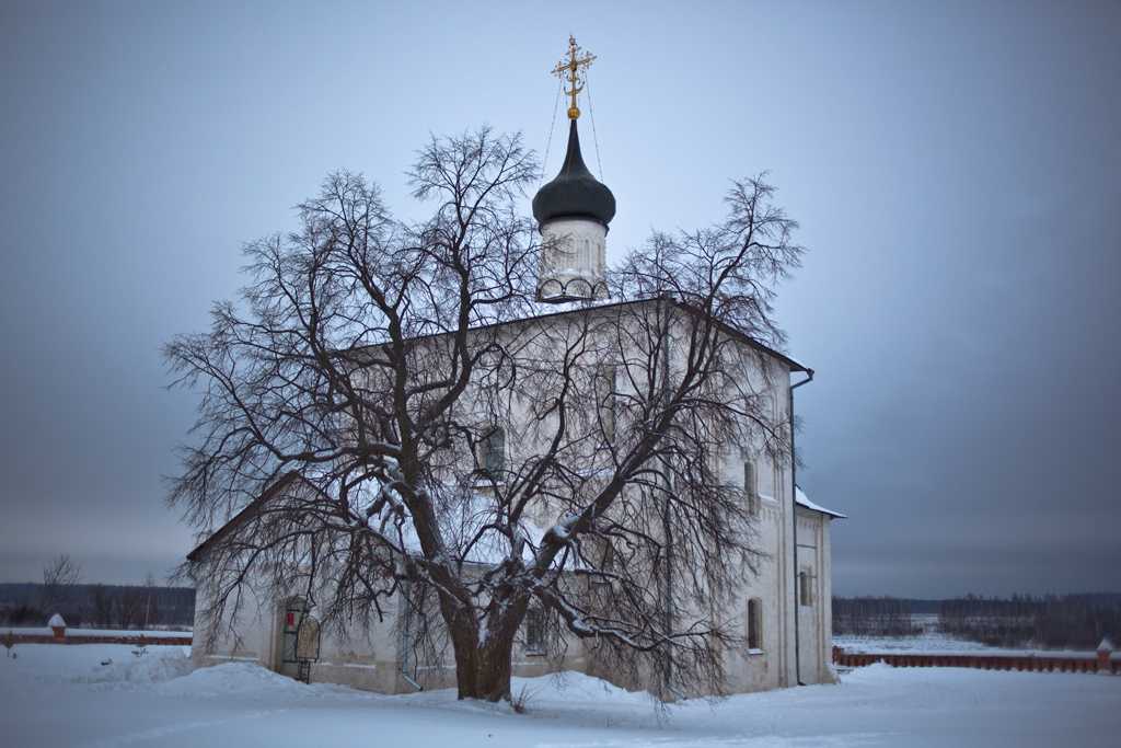 Борисоглебский монастырь: как он стал «домашним» для царей и какой удивительный святой жил здесь? - русский север