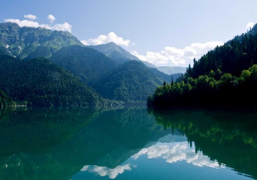 Голубое озеро в абхазии