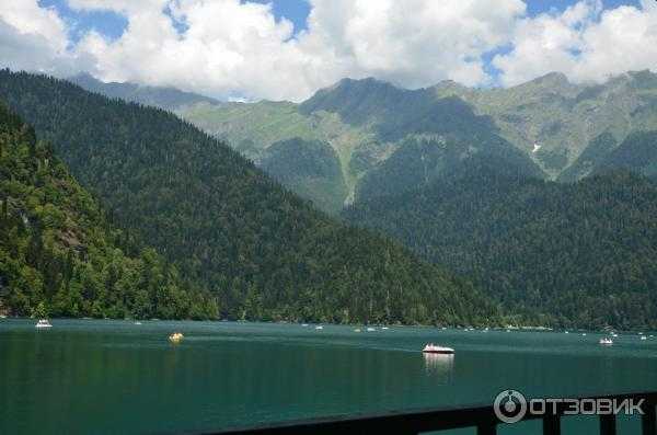 Рица — горное озеро ледниково-тектонического происхождения на Западном Кавказе, в Гудаутском районе Абхазии Озеро Рица – самое популярное среди туристов место отдыха, одно из чудес природы Абхазии Оно расположено на высоте около 950 метров над уровнем мор