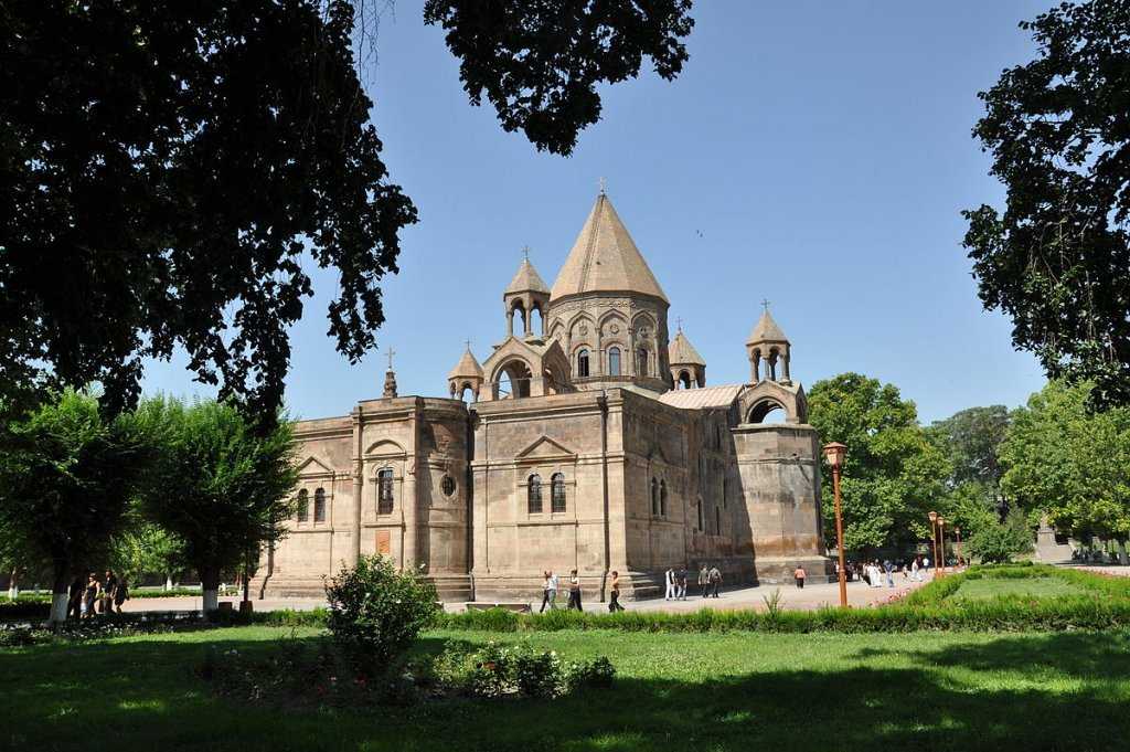 Эчмиадзин - армянская апостольская церковь