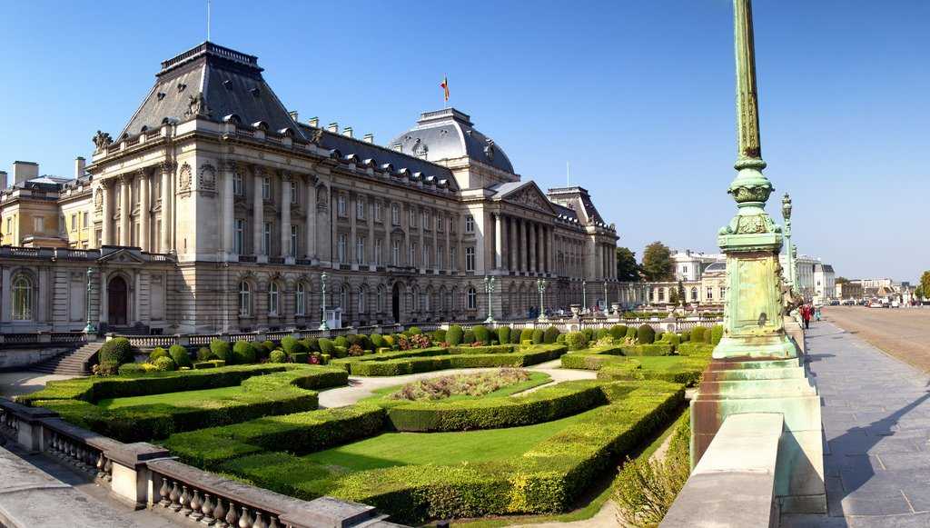 Лакенский дворец — дворец-резиденция бельгийской королевской семьи в брюссельском районе Лакен...