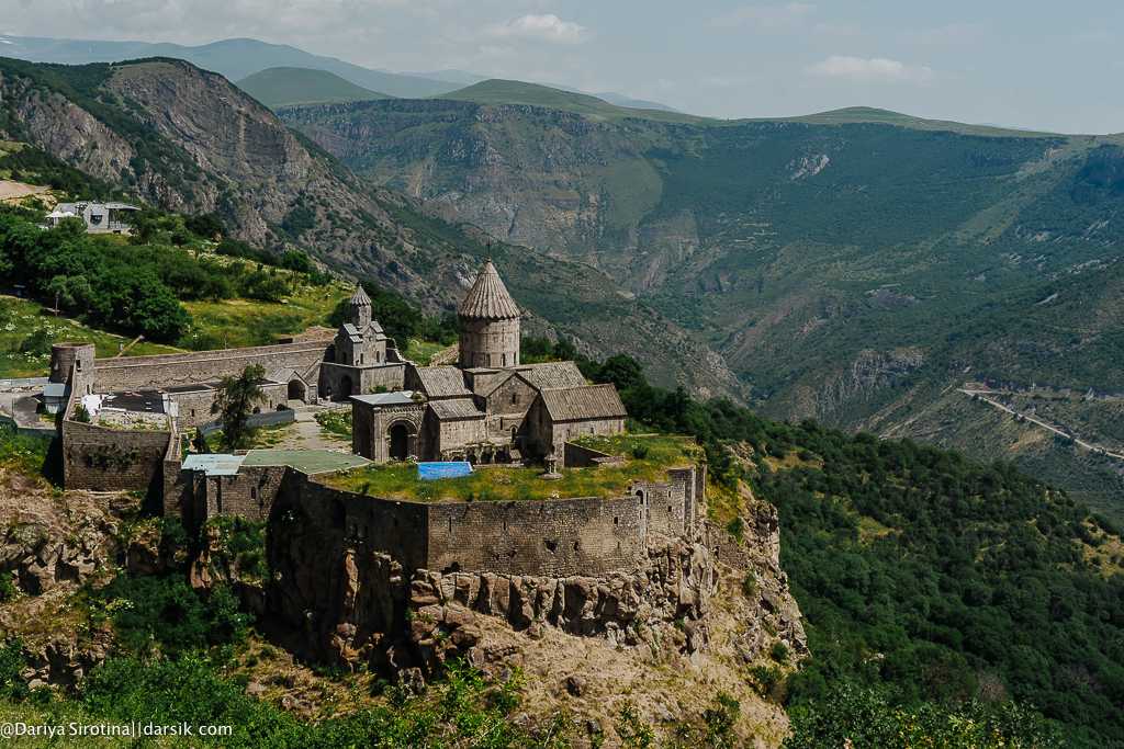 Татевский монастырь и крыля татев