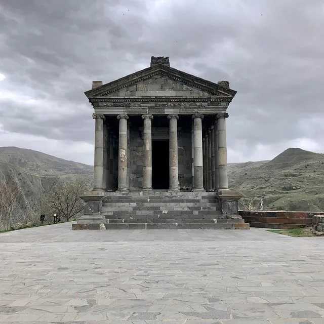 Храмы Армении: Храм Гарни, Храм Звартноц