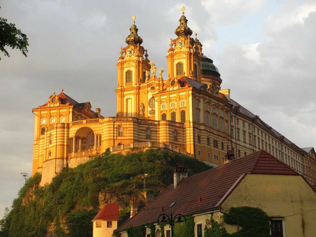 Аббатство Мельк — Бенедиктинский монастырь, расположенный в Мельке, на земле Нижняя Австрия