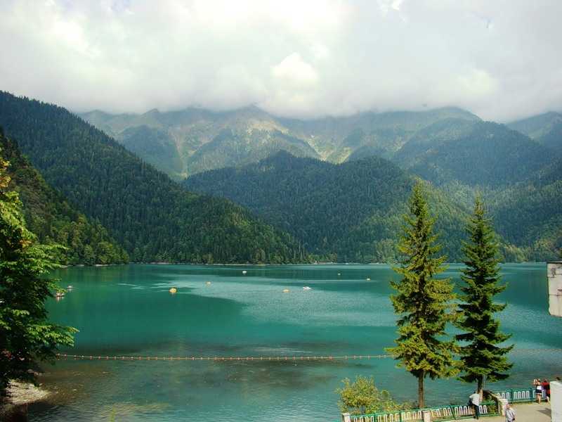 Причина запрета для купания в изумрудных водах озера рица, расположенного в абхазии