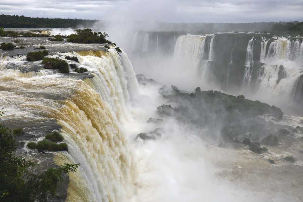 Водопады игуасу - самый мощный комплекс водопадов в мире