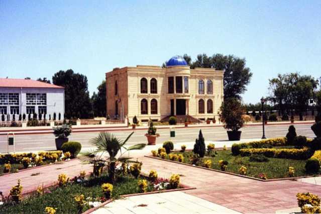 Агджабеди — город в Азербайджане, административный центр Агджабединского района, население составляет более 100 тысяч жителей (2008)