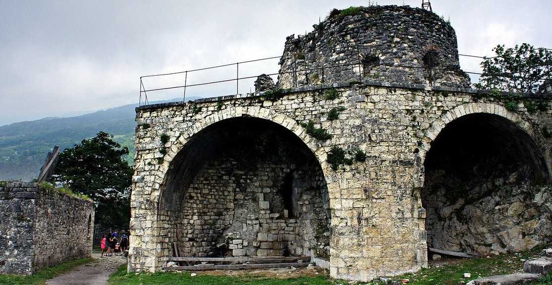 Башня и стены анакопийской крепости описание и фото - абхазия: новый афон