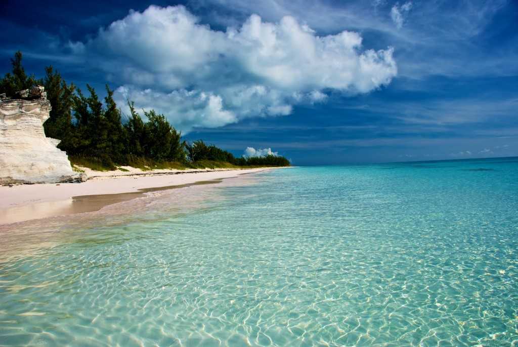 Остров харбор и его розовый пляж. багамы