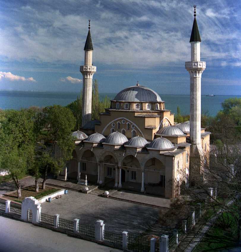 Джума-мечеть или Большая соборная мечеть в Герате — пятничная мечеть 1200-го года постройки, отличающаяся грандиозными размерами: 96X75 метров, что больше размеров Биби-Ханым в Самарканде Это одна из самых величественных и красивых мечетей Среднего Восток