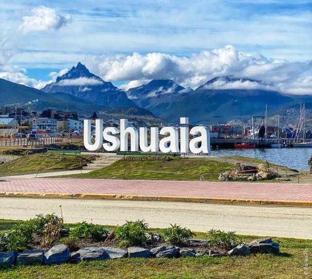 Ушуайя — самый южный город в Аргентине (а по некоторым данным — и на всей нашей планете), его зачастую называют «краем света» Ушуайя расположена на побережье пролива Бигл, всего в 900 км от Антарктиды, а окружает город красивейшая девственная природа с мн