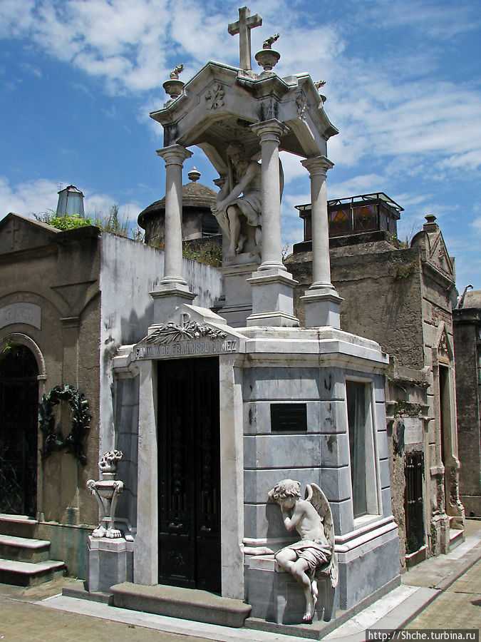 Кладбище Реколета, расположенное в одноименном районе столицы Аргентины города Буэнос-Айрес, является одним из известнейших кладбищ во всем мире Это место упокоения богатых и знаменитых представителей высшего общества – первых лиц государства, известных д