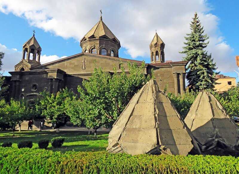 Гюмри – древний армянский город с драматичной и славной историей Он расположился на крайнем западе страны, у границы с Турцией, на Ширакском плато Город Гюмри, по своим размерам уступающий только столице страны Еревану, является административным центром Ш