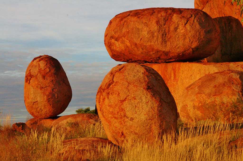 Фото Заповедника "Дьявольские шары" в Австралии Большая галерея качественных и красивых фотографий Заповедника "Дьявольские шары", которые Вы можете смотреть на нашем сайте