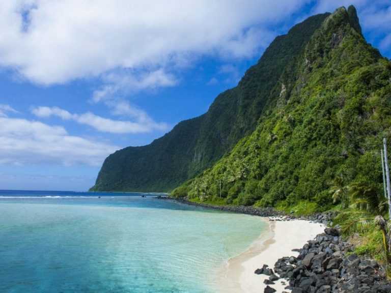 Американское Самоа — государство, состоящее из 7 островов, находится в южной части Тихого океана между Гавайями и Новой Зеландией На сегодняшний день страна считается неинкорпорированной неорганизованной территорией, не входящей в состав США Главной досто