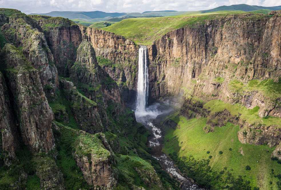 Водопад Каландула — одна из наиболее живописных достопримечательностей Анголы Водопад расположен в 420 км к северу от столицы государства – Луанды