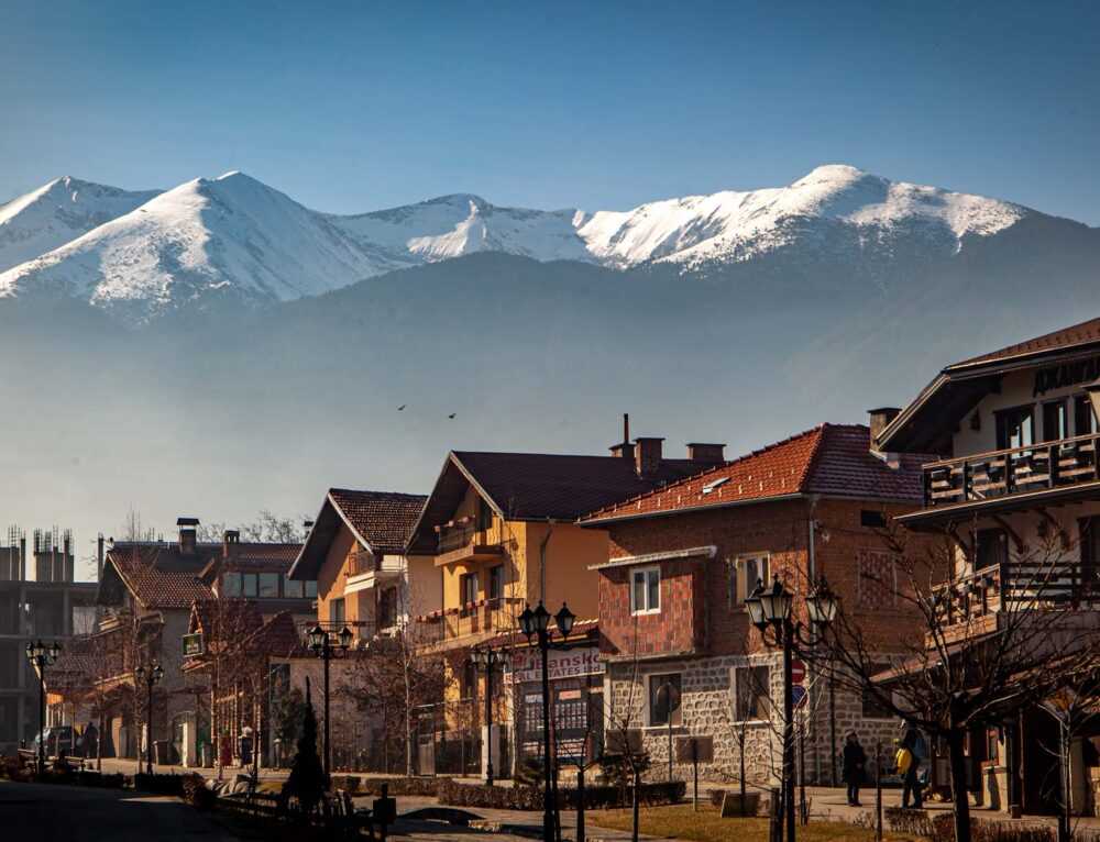 Банско – очаровательный курортный город, расположенный в Пиринских горах на юго-западе Болгарии. Он уютно разместился на горном плато, на территории национального парка «Пирин» с его чудесными ландшафтами. С 90-х годов XX века здесь действует популярный м