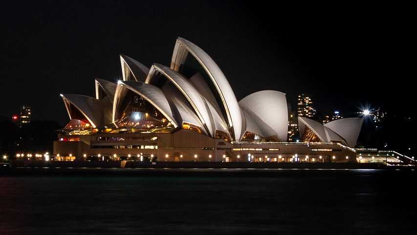 Сиднейский оперный театр (sydney opera house) находится в сиднее, австралия. это одно из самых знаменитых зданий на свете. оперный театр стал символом. - презентация