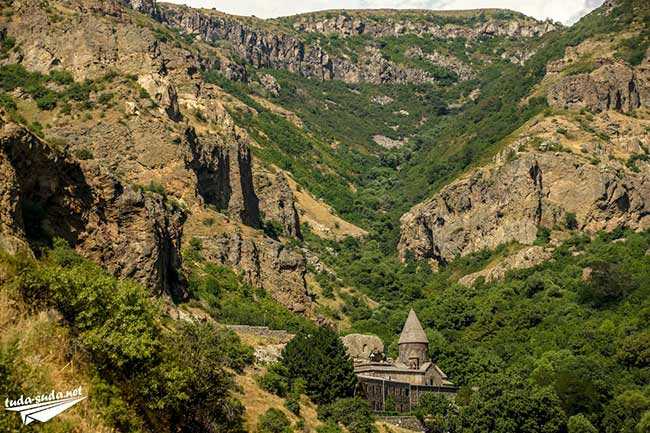 Где находится гора арарат - в турции или армении, в какой стране?