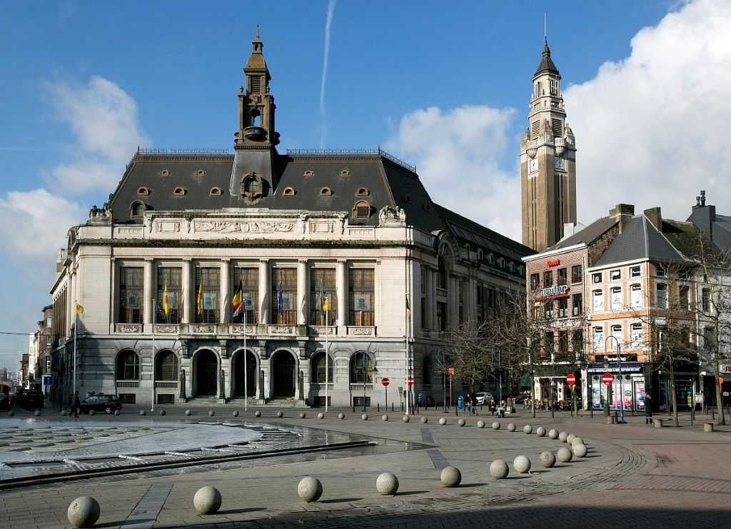 Шарлеруа, город в бельгийской провинции Эно, входит в пятерку крупнейших в стране. А если быть более точным, он «бронзовый призер», то есть третий по величине. Населенный пункт раскинулся на реке Самбр, это всего в 50 км к югу от столицы Бельгии Брюсселя.