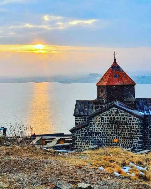 Севан — озеро в Армении; наибольшее и одно из красивейших озёр Кавказа Это чудо природы, соседствующее с небом, расположено в громадной чаще гор на высоте 1916 метров над уровнем моря