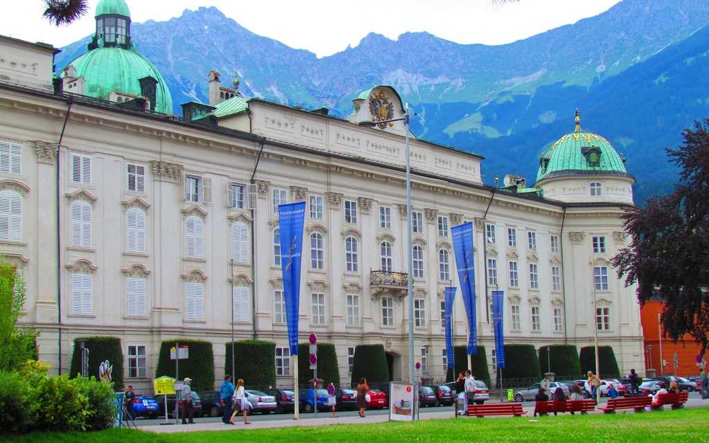 Фото города Инсбрук в Австрии Большая галерея качественных и красивых фотографий Инсбрука, на которых представлены достопримечательности города, его виды, улицы, дома, парки и музеи