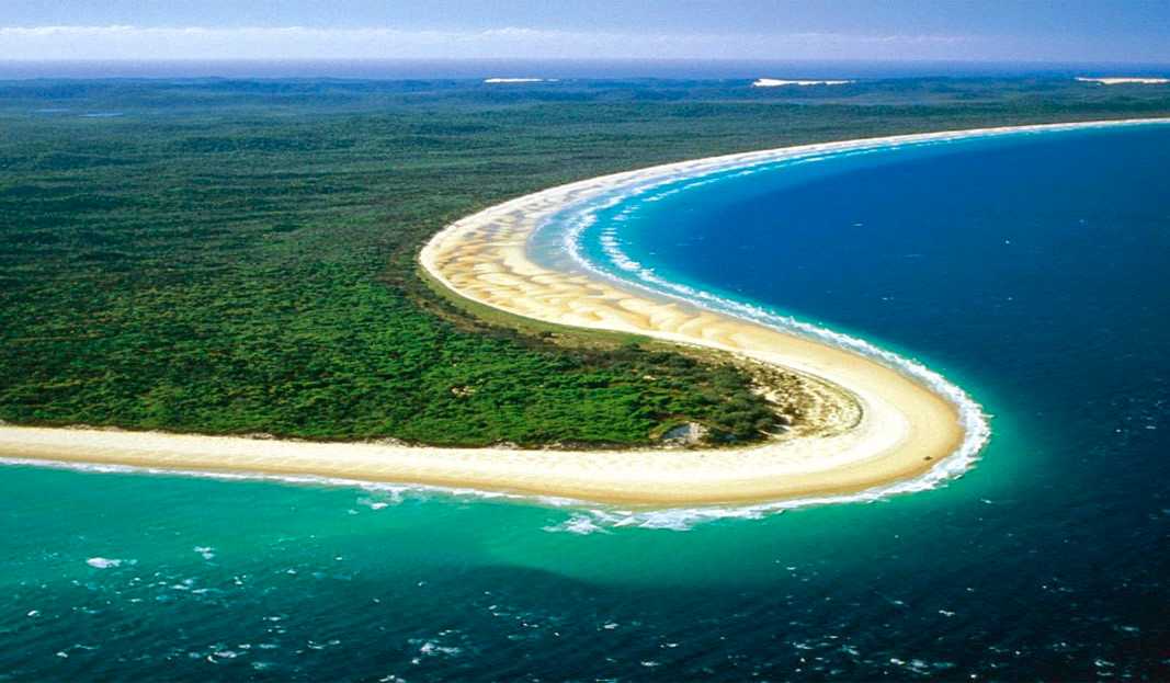 Остров Фрейзер – самый большой песчаный остров в мире, расположенный у восточного побережья Австралии Остров имеет вытянутую вдоль побережья форму; его длина - около 120 км, ширина - от 7 до 23 км Площадь острова составляет 1840 км²